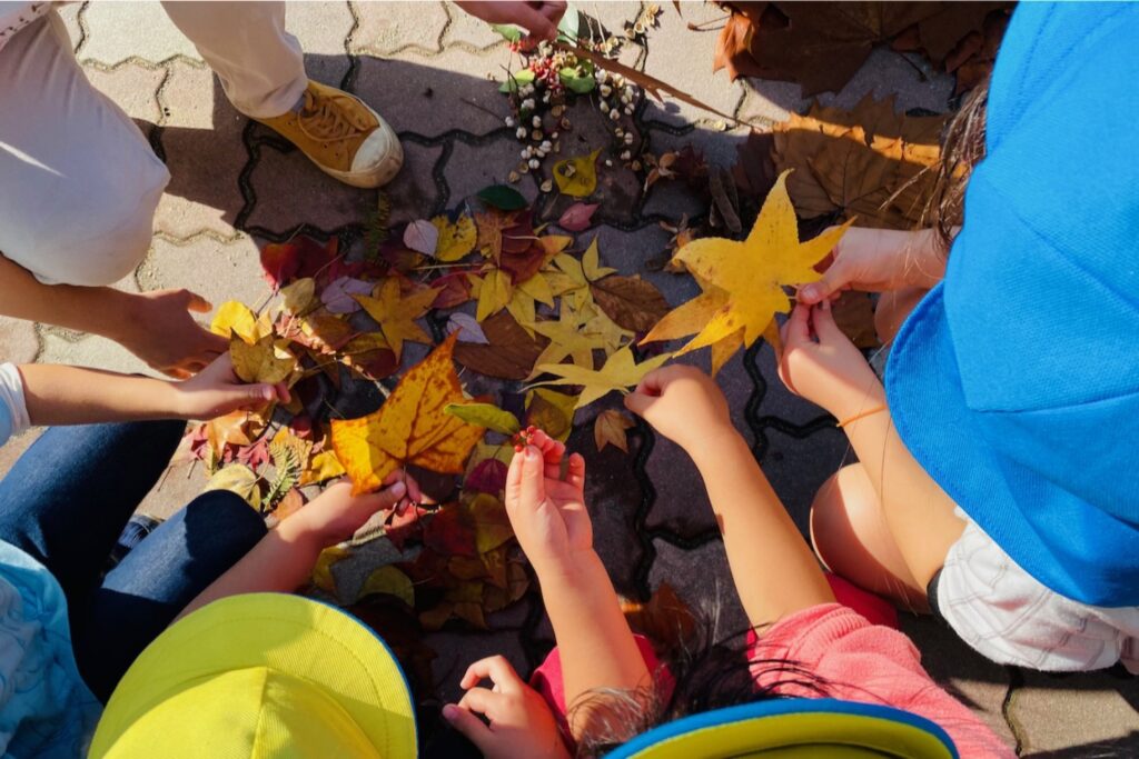 秋冬 園庭遊び　～季節の素材をアートボードに集めよう～
