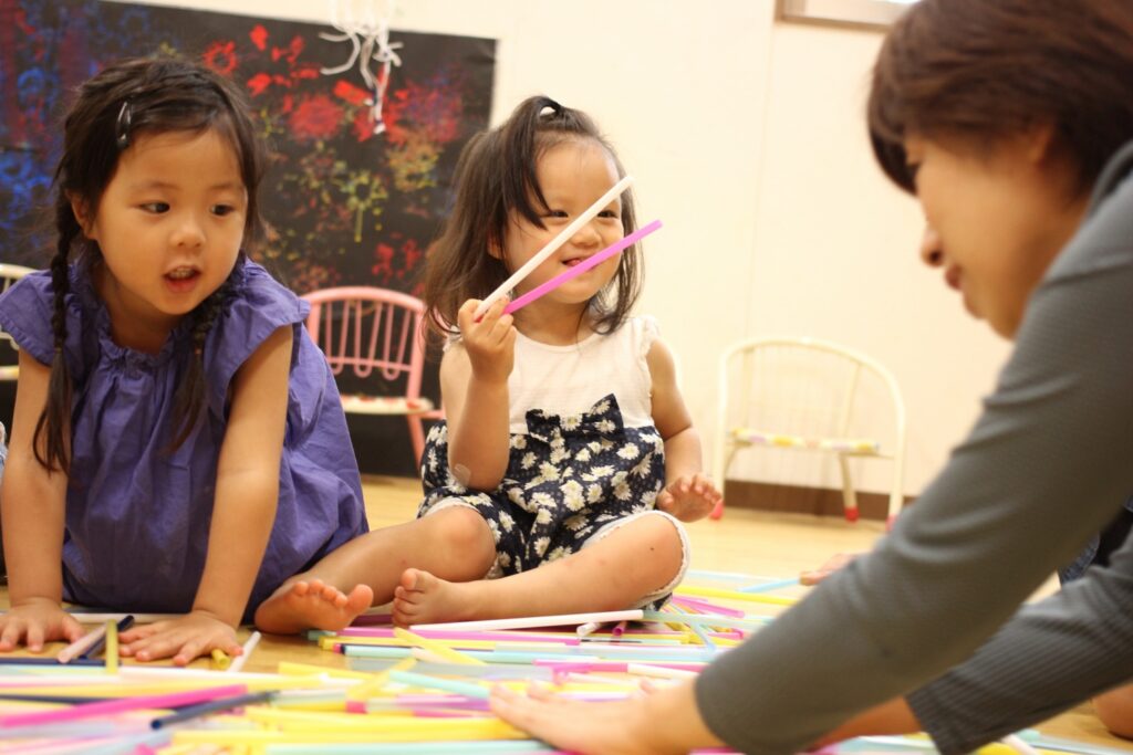 子どもがストローを箸にして遊んでいる様子